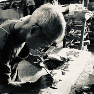 木工の職人が作る天然の家具への思い